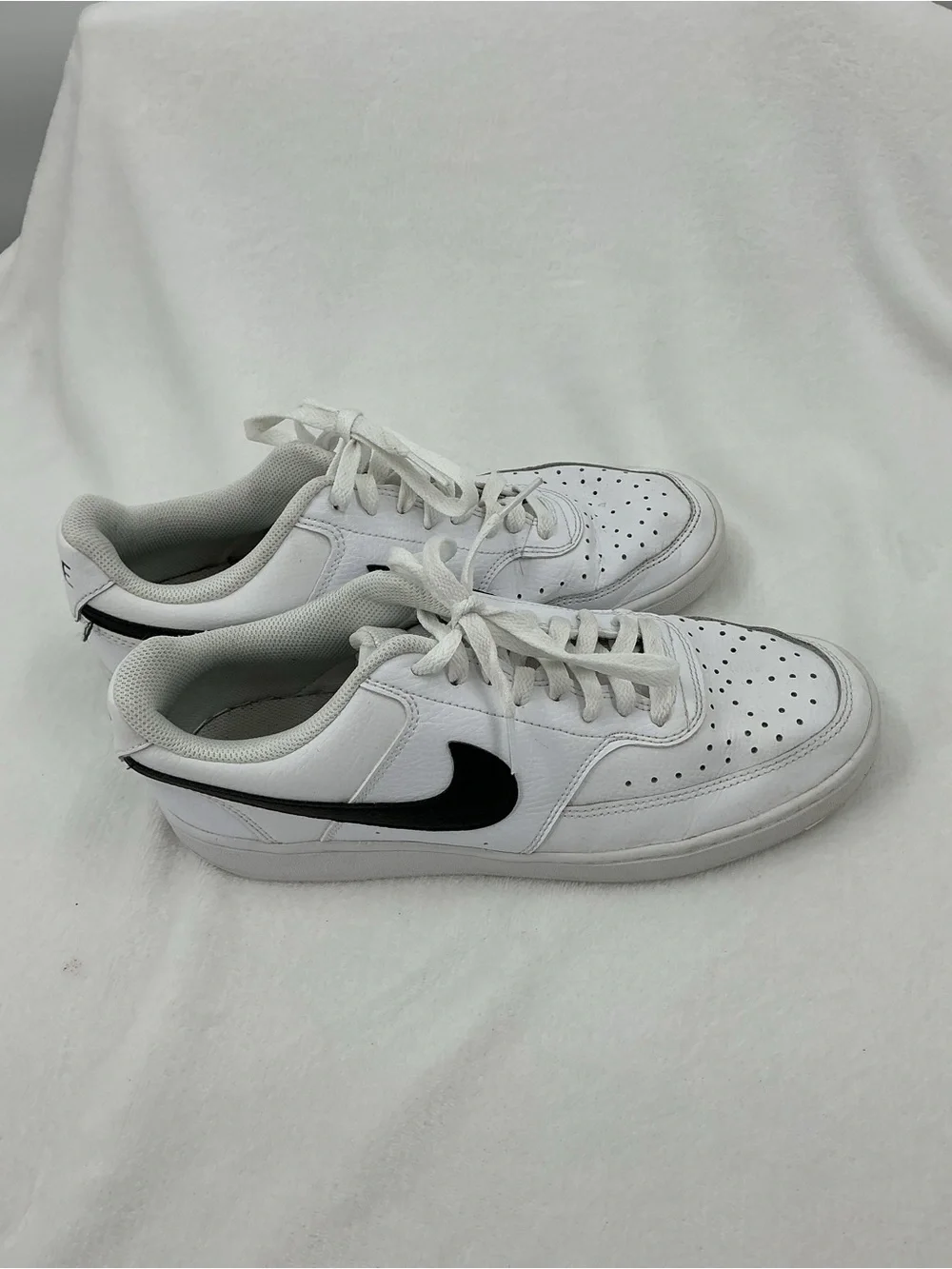 Nike White Crew Athletic Socks with Black SwooshB34